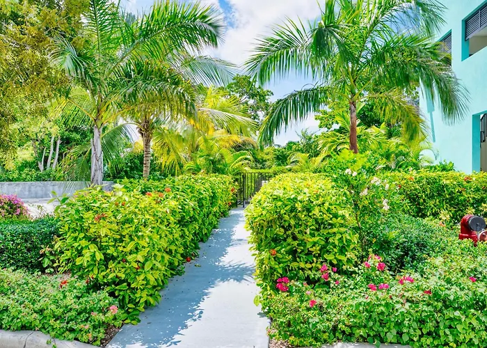 Modern 2 Bedroom Walking Distance To The Beach!